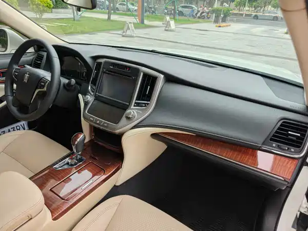 Toyota Crown 2015