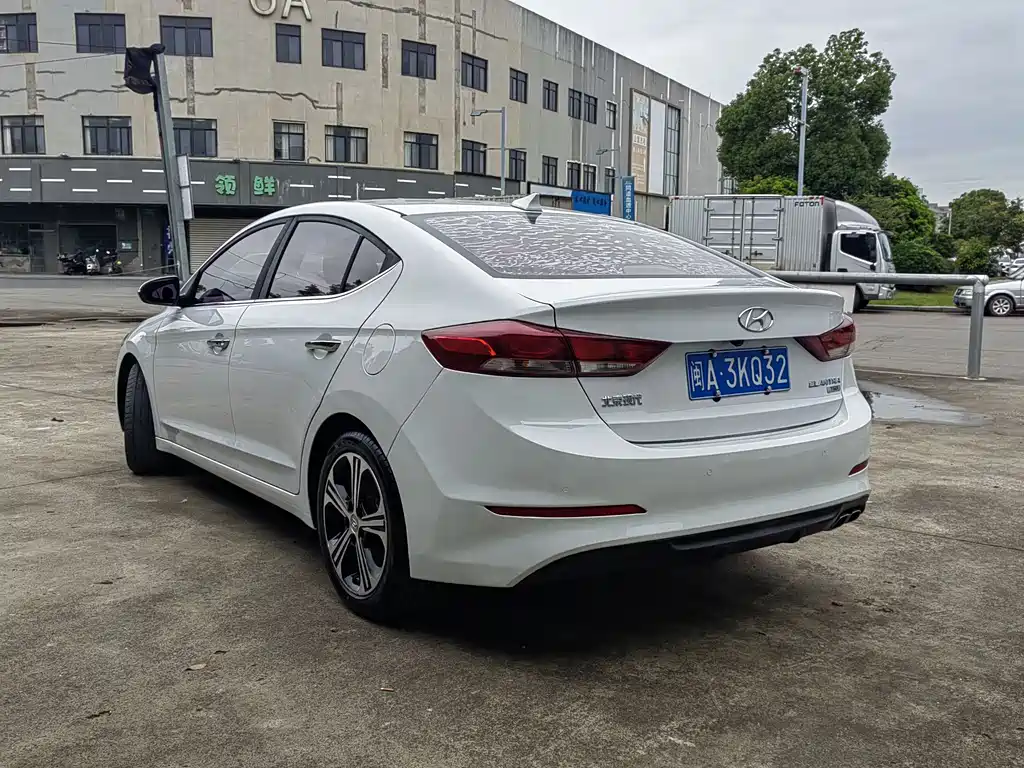 Hyundai Elantra 2018 — фото 9