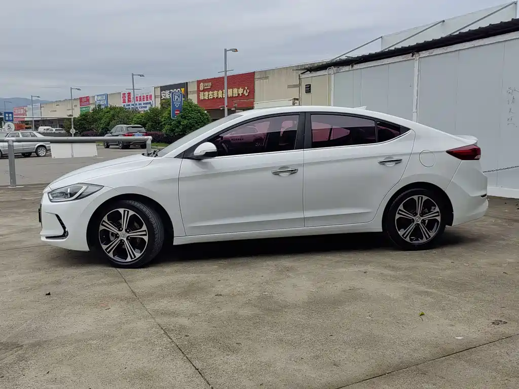 Hyundai Elantra 2018 — фото 10