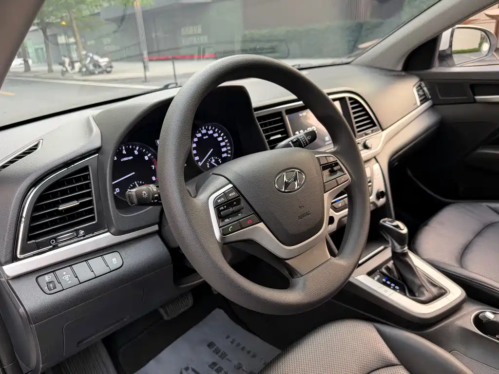Hyundai Elantra 2017 — фото 8