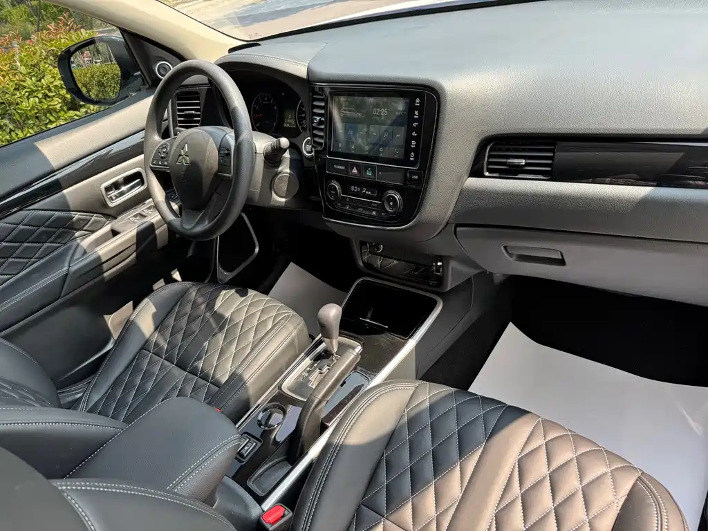 Mitsubishi Outlander 2022 — фото 21