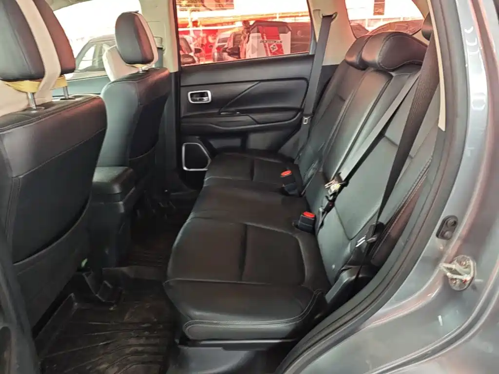 Mitsubishi Outlander 2018 — фото 17