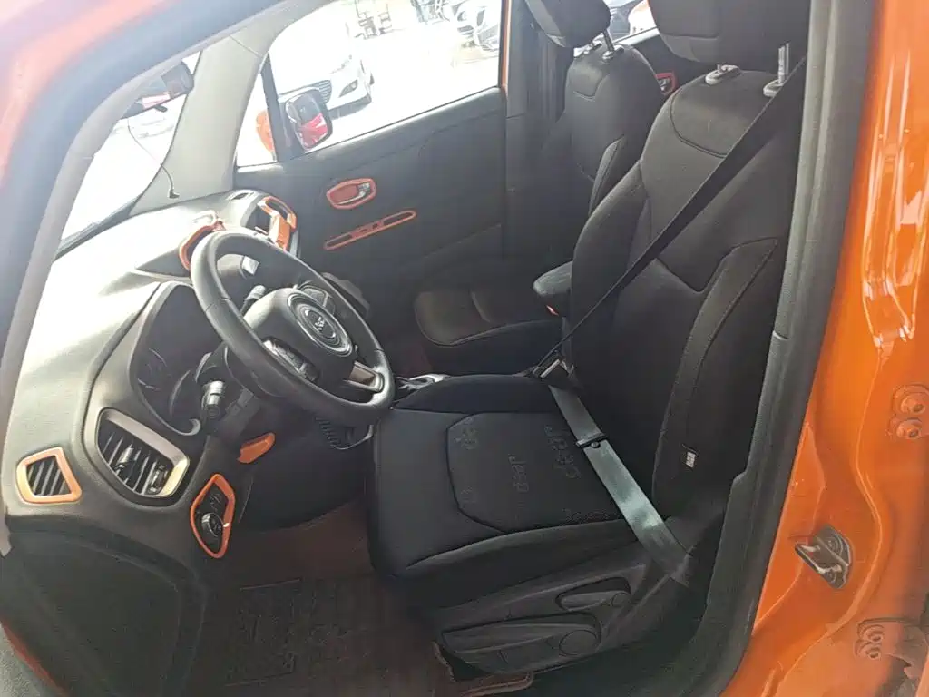 Jeep Renegade 2018 — фото 15