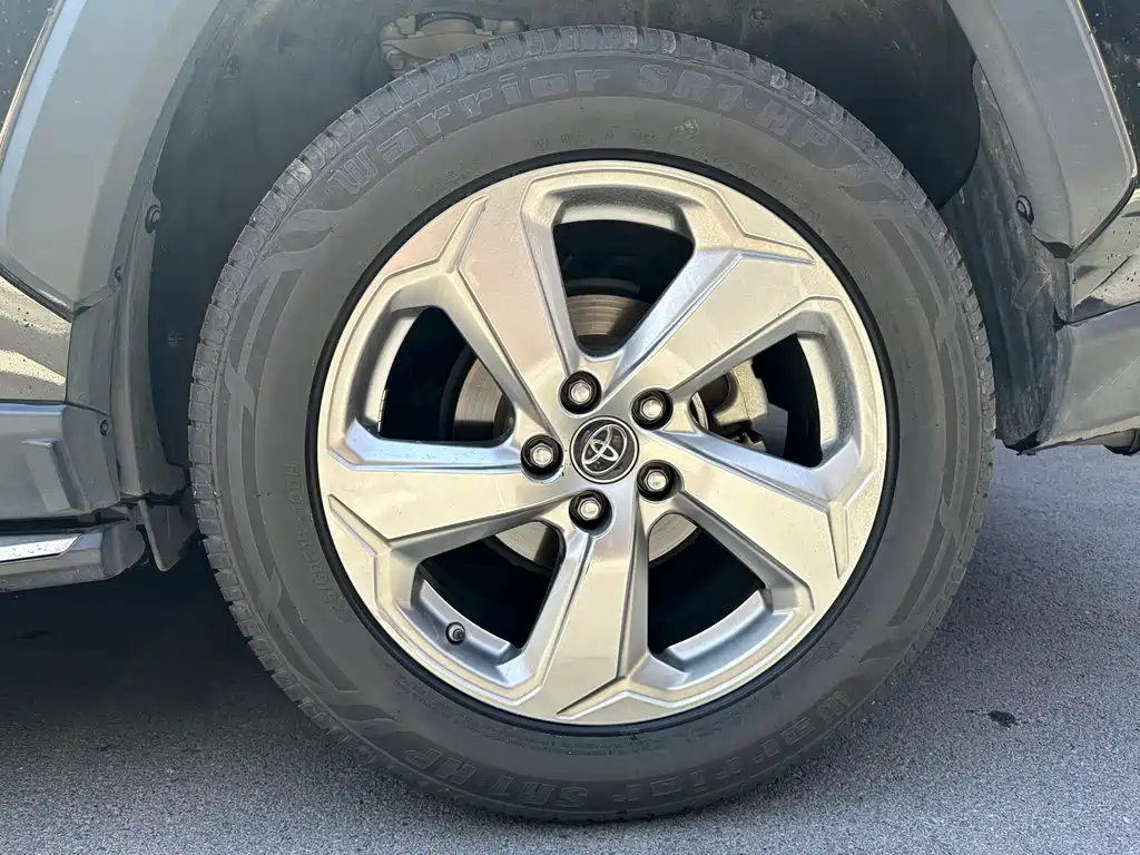 Toyota RAV4 2021 — фото 17