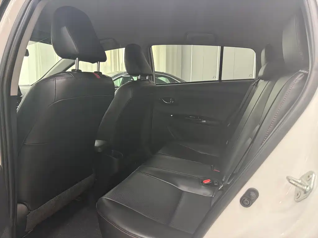 Toyota Yaris L 2022 — фото 13