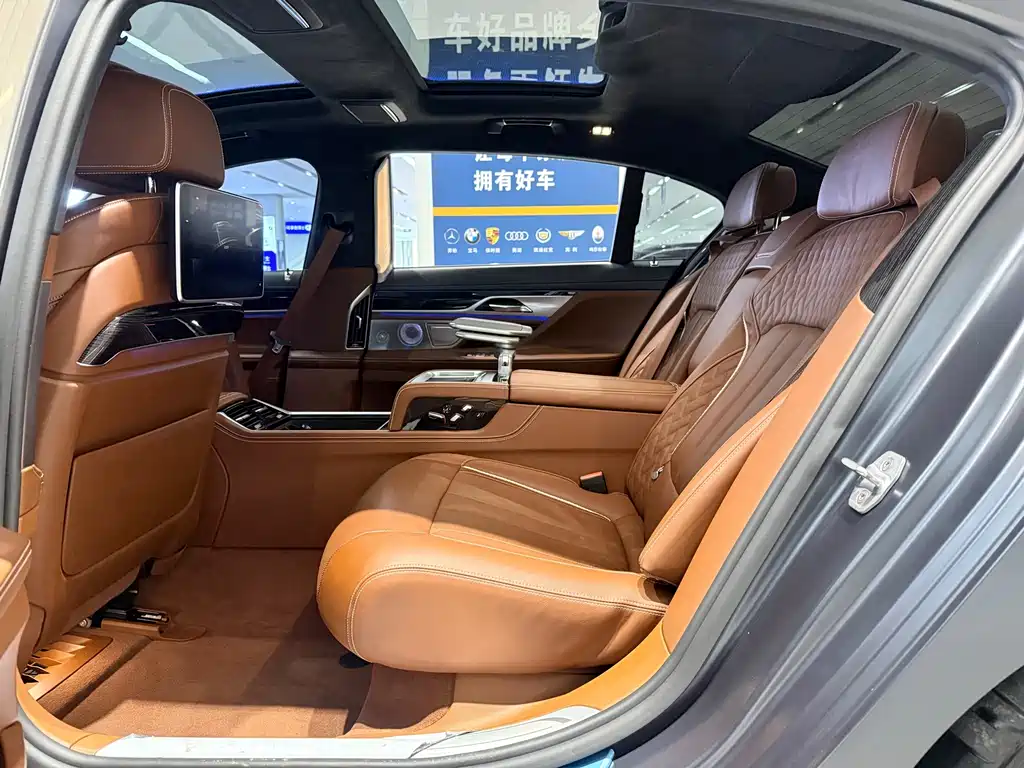 BMW 7 Series 2017 — фото 16