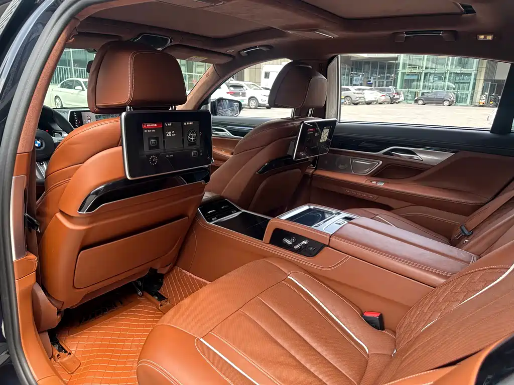 BMW 7 Series 2018 — фото 19