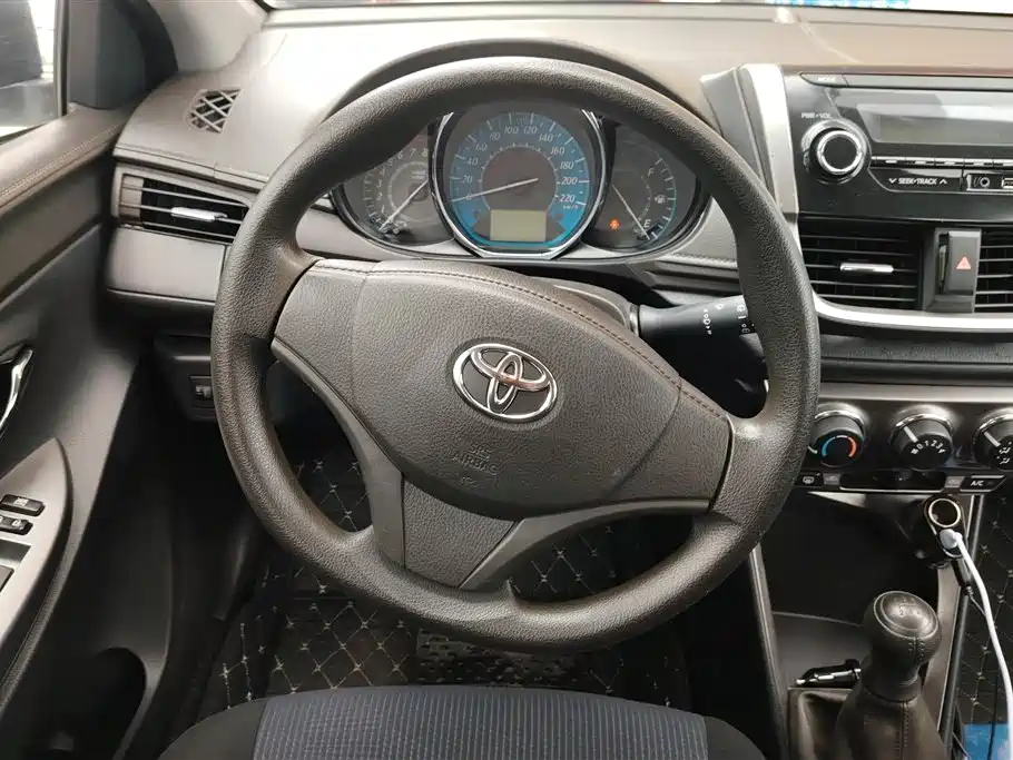 Toyota Yaris L 2015 — фото 15