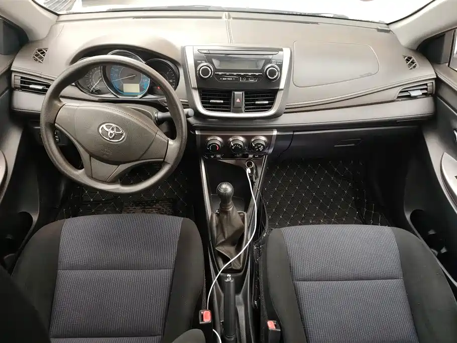 Toyota Yaris L 2015 — фото 12
