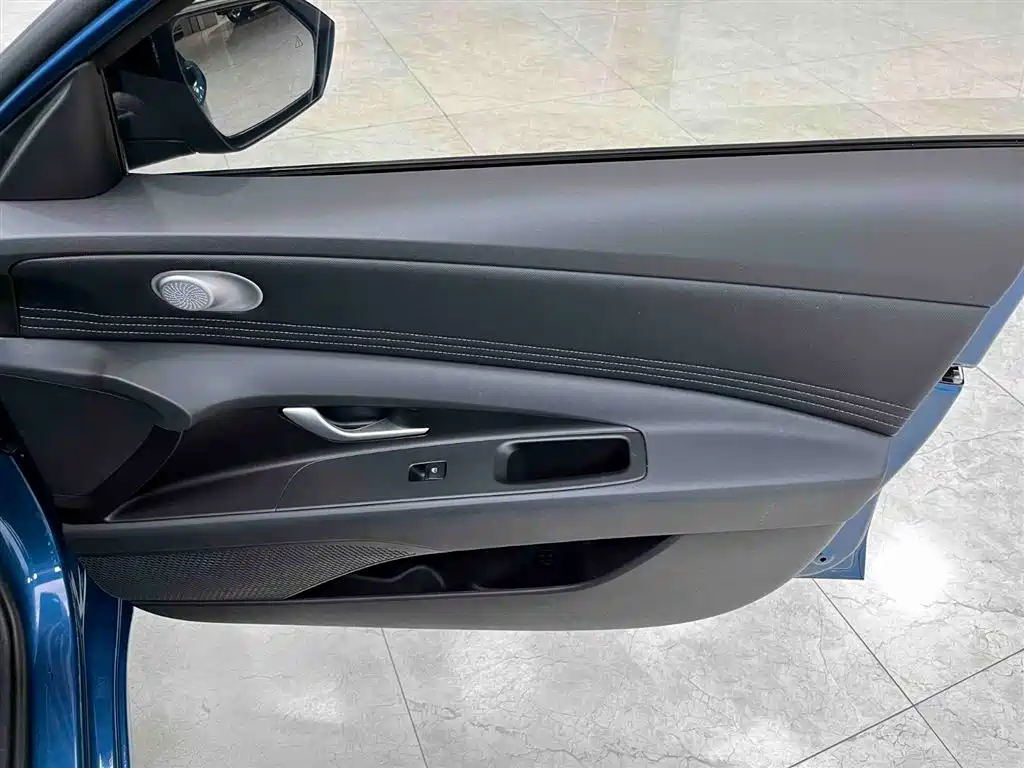 Hyundai Elantra 2023 — фото 12