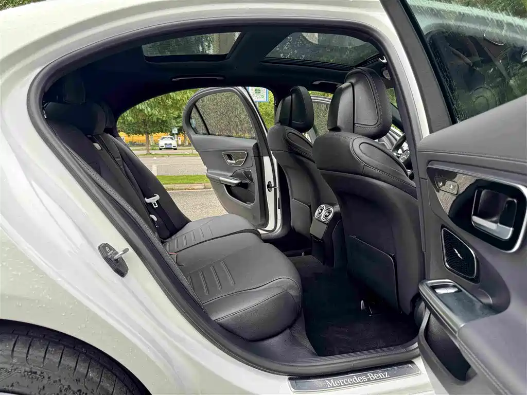 Mercedes-Benz C-Class 2025 — фото 17