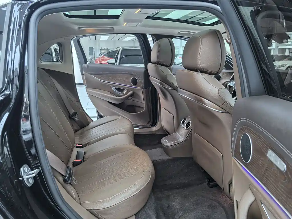 Mercedes-Benz E-Class 2022 — фото 11