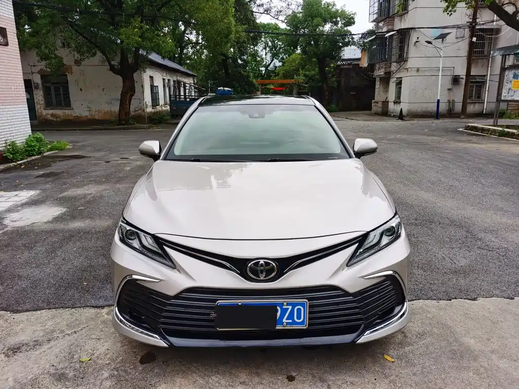 Toyota Camry 2023 — фото 1