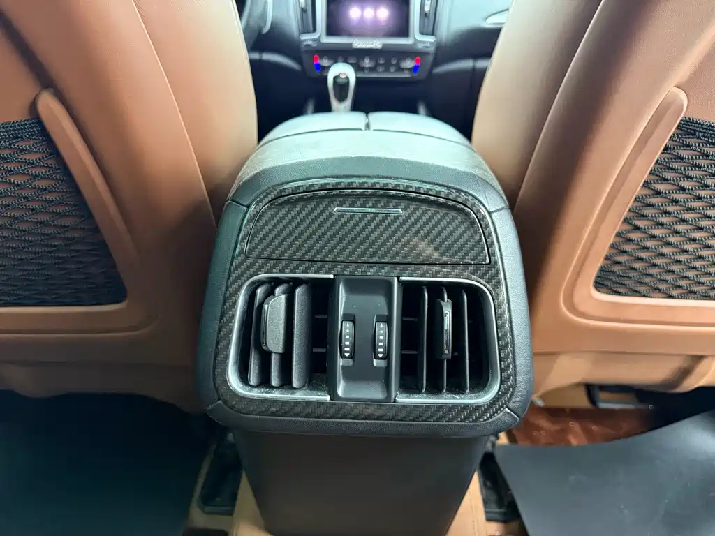 Maserati Levante 2017 — фото 14