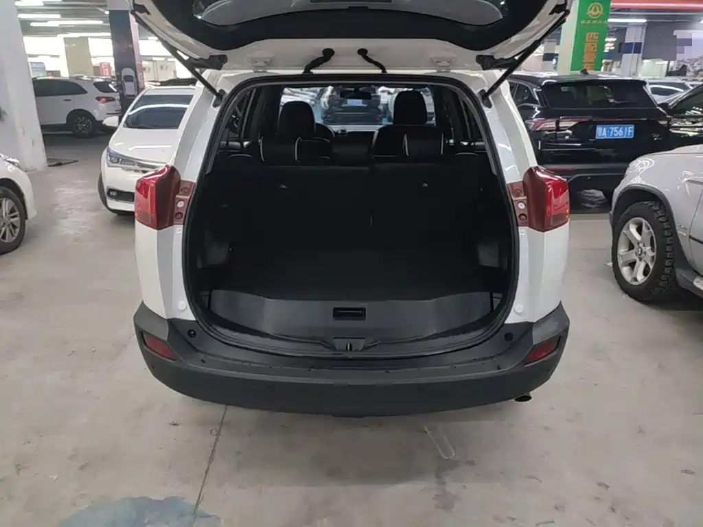 Toyota RAV4 2016 — фото 19