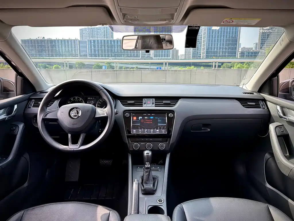 Skoda Octavia 2018 — фото 10
