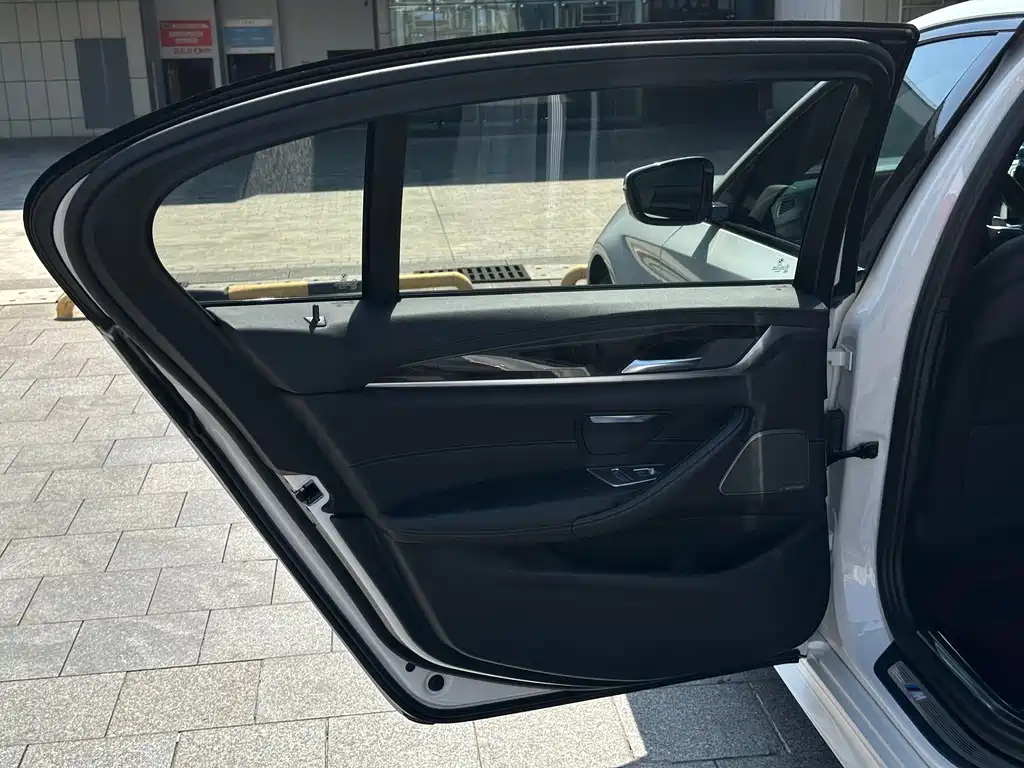 BMW 5 Series 2018 — фото 11