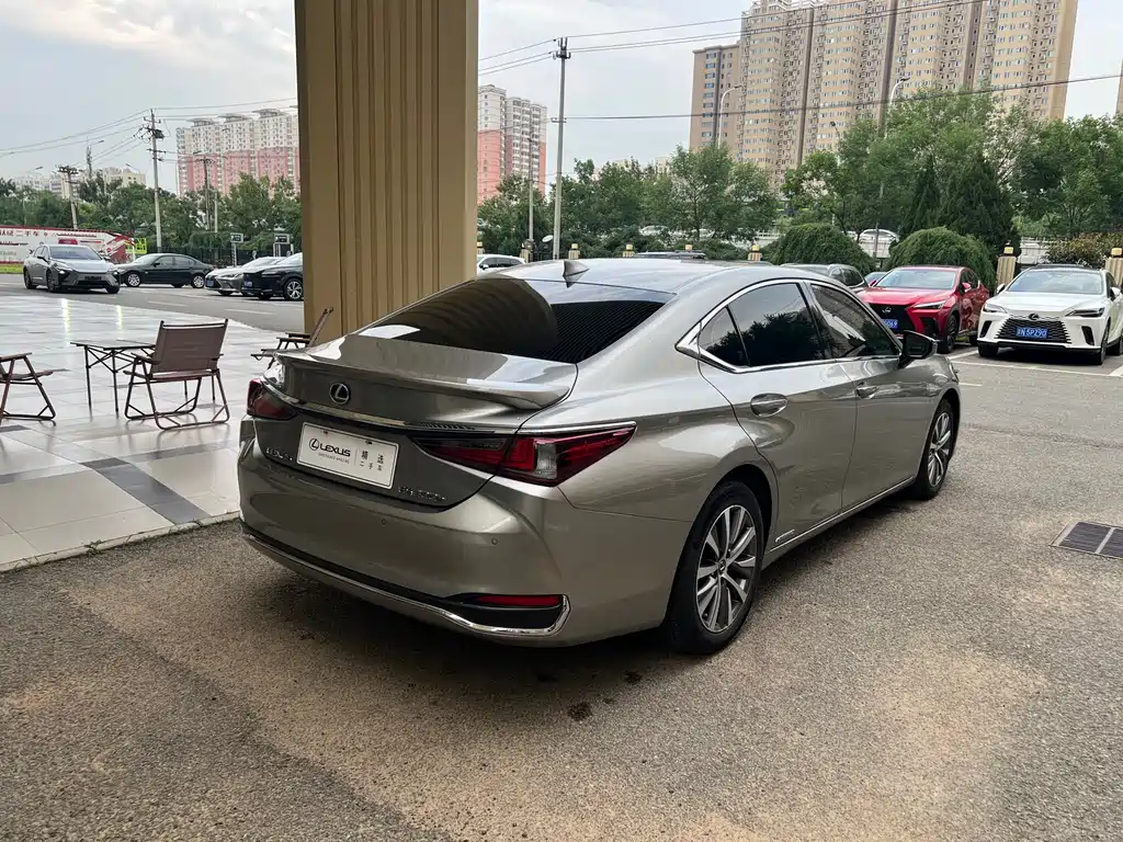 Lexus ES 2020