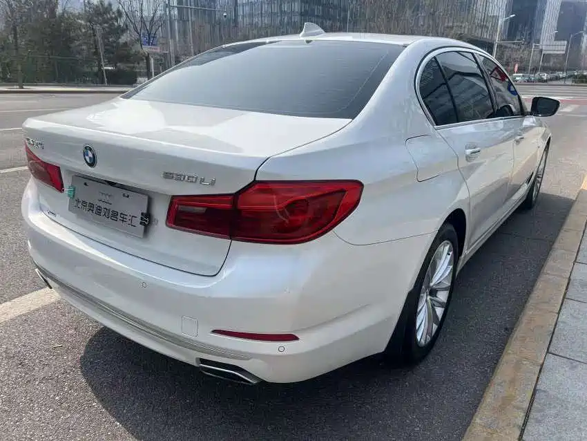 BMW 5 Series 2018 — фото 10