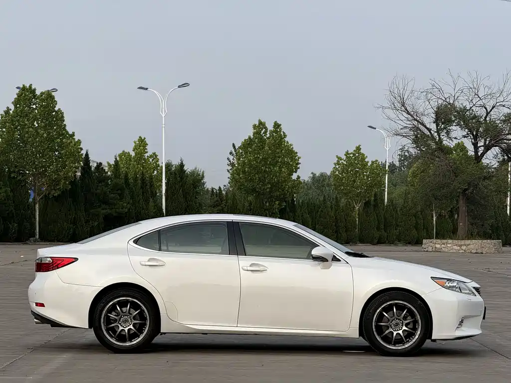Lexus ES 2015 — фото 8