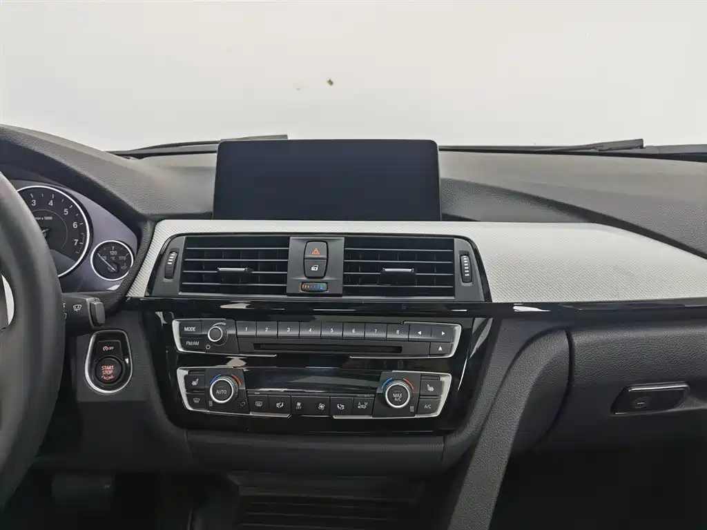 BMW 3 Series 2017 — фото 12