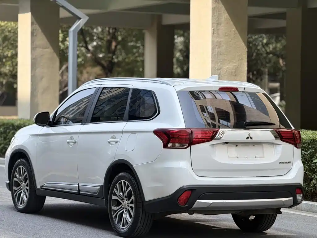 Mitsubishi Outlander 2018 — фото 8