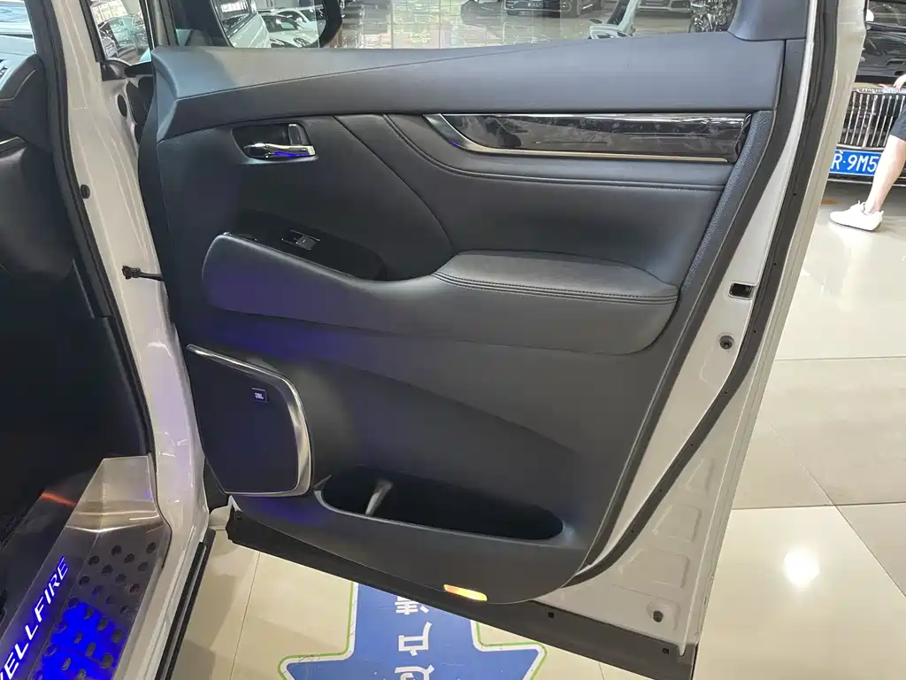 Toyota Vellfire 2021 — фото 12