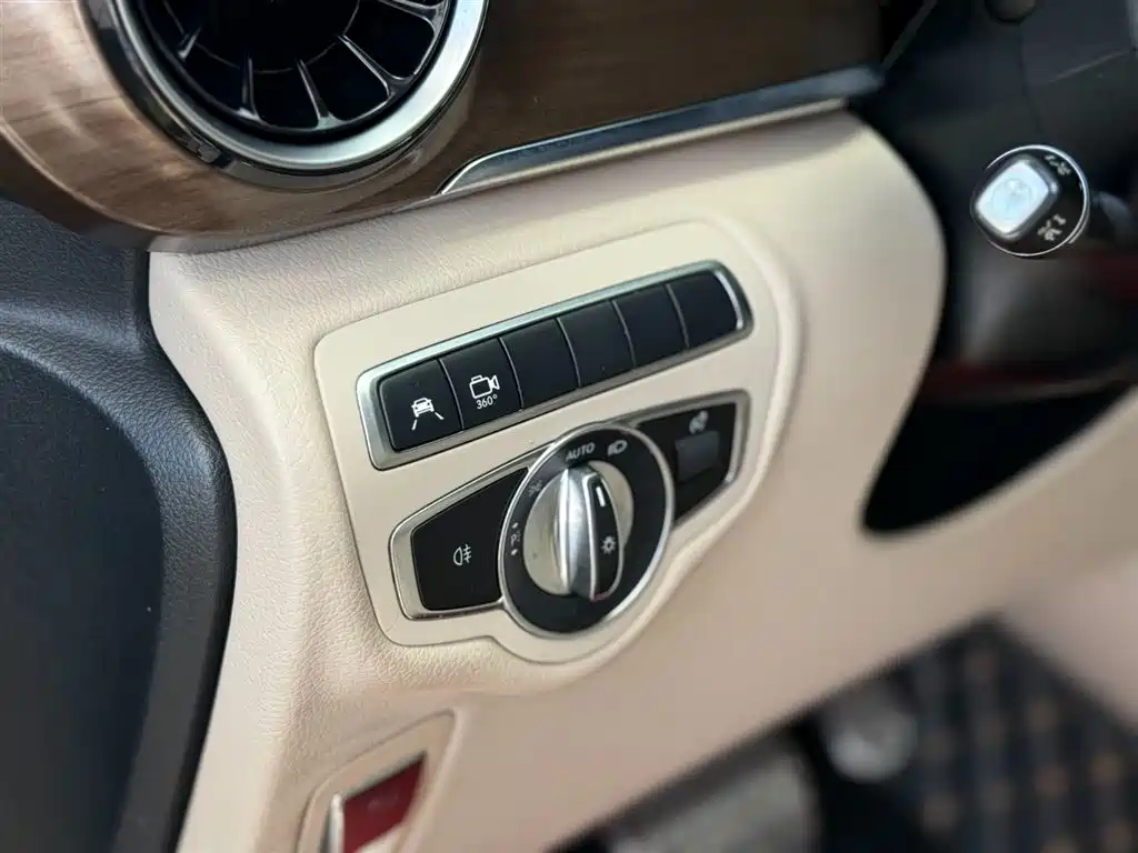 Mercedes-Benz V-Class 2023 — фото 16