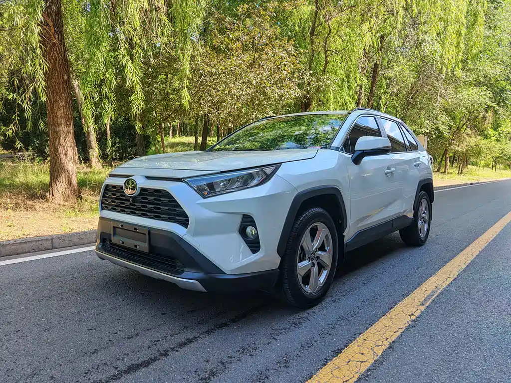 Toyota RAV4 2021 — фото 1