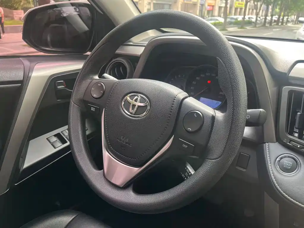 Toyota RAV4 2018 — фото 3