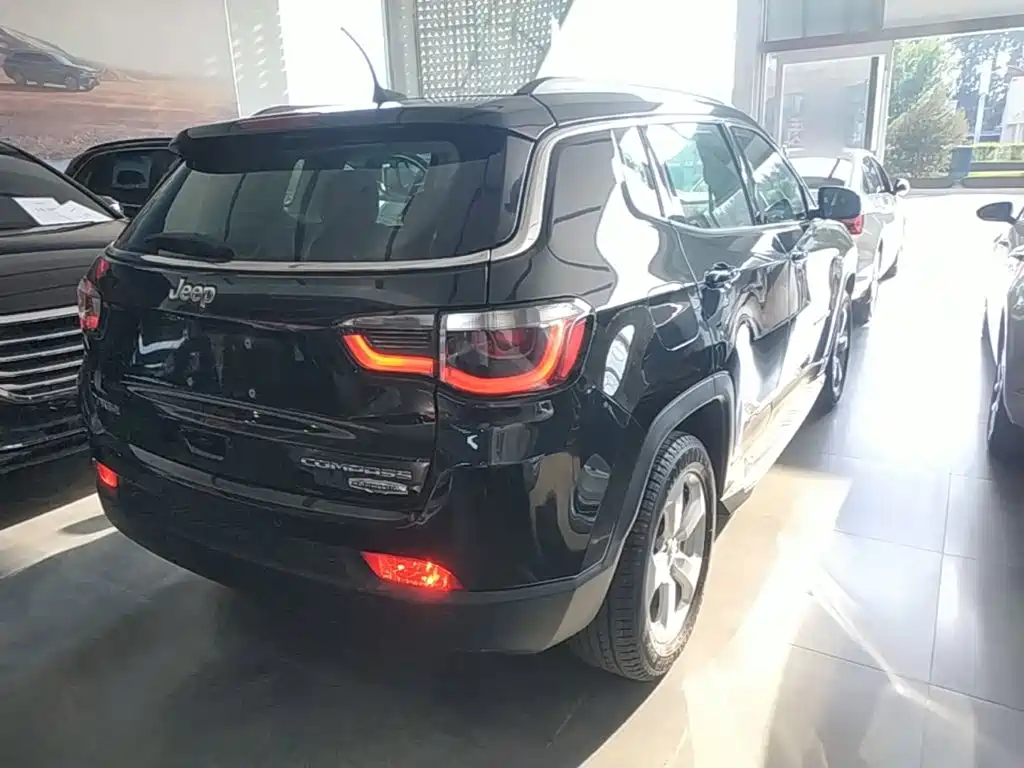 Jeep Compass 2017 — фото 7
