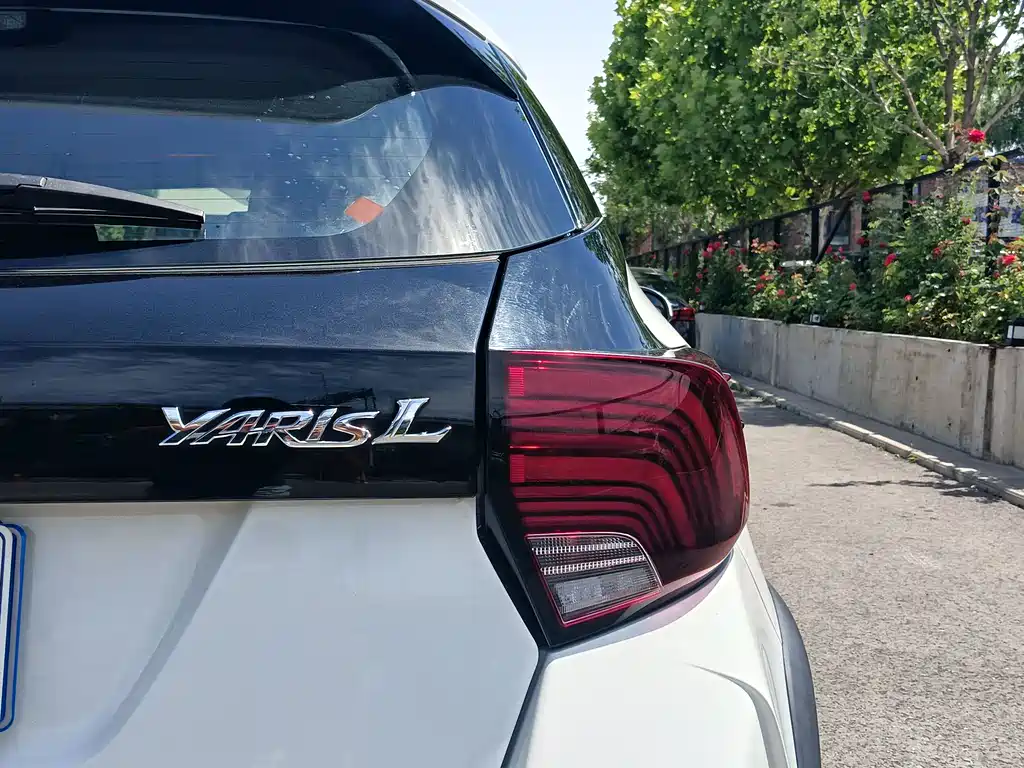 Toyota Yaris L 2022 — фото 10