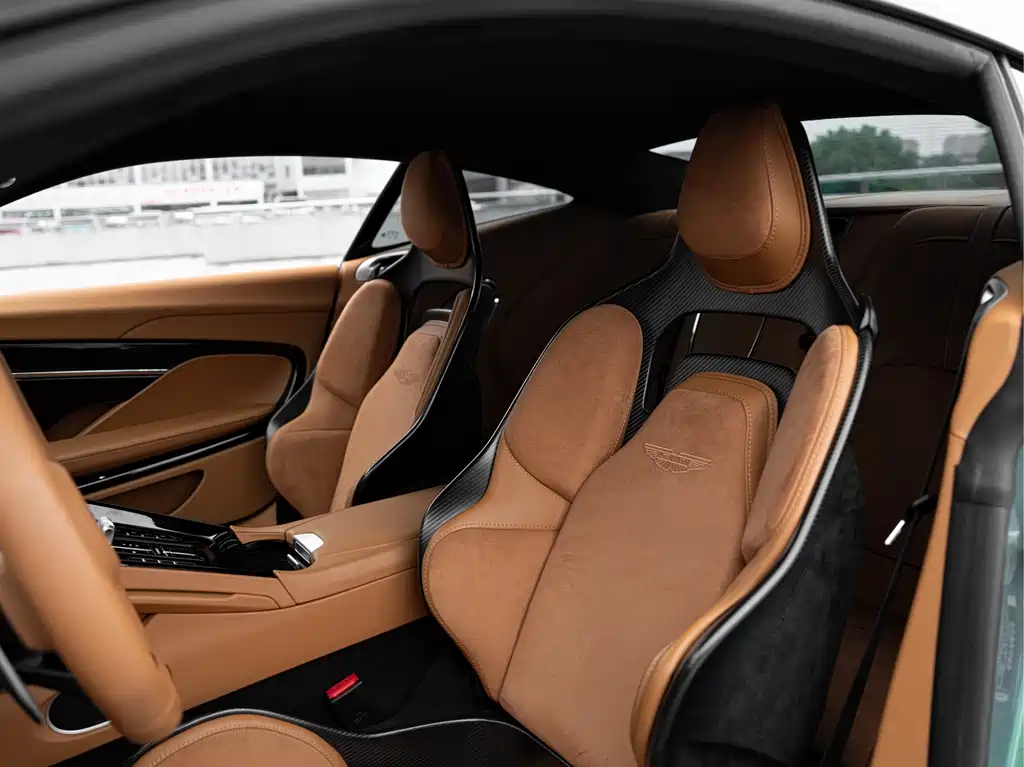 Aston Martin DB12 2024 — фото 10