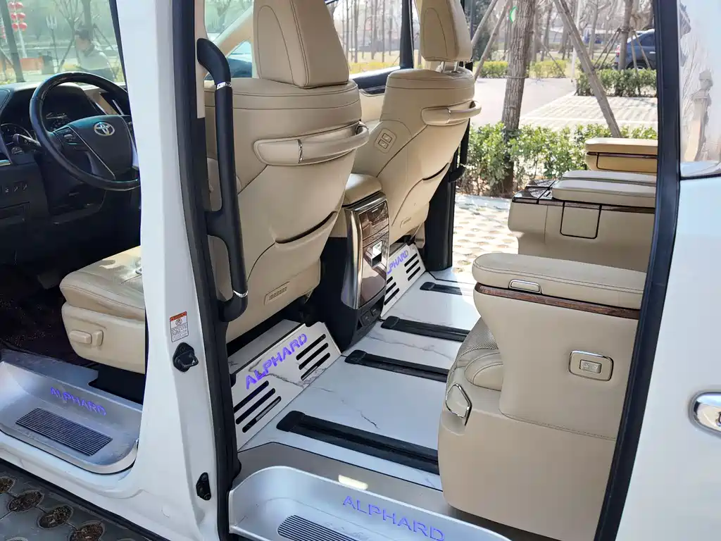 Toyota Alphard 2017 — фото 10