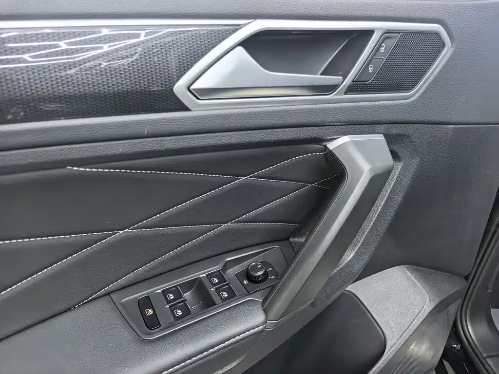 Volkswagen Tiguan L 2023 — фото 16