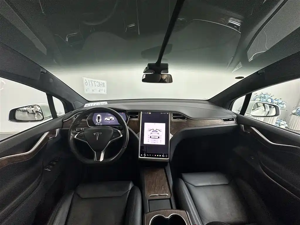 Tesla Model X 2018 — фото 5