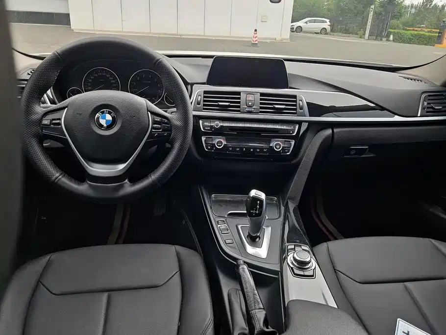 BMW 3 Series 2016 — фото 12