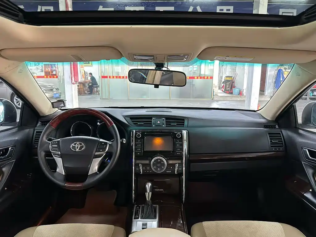 Toyota Reiz 2015