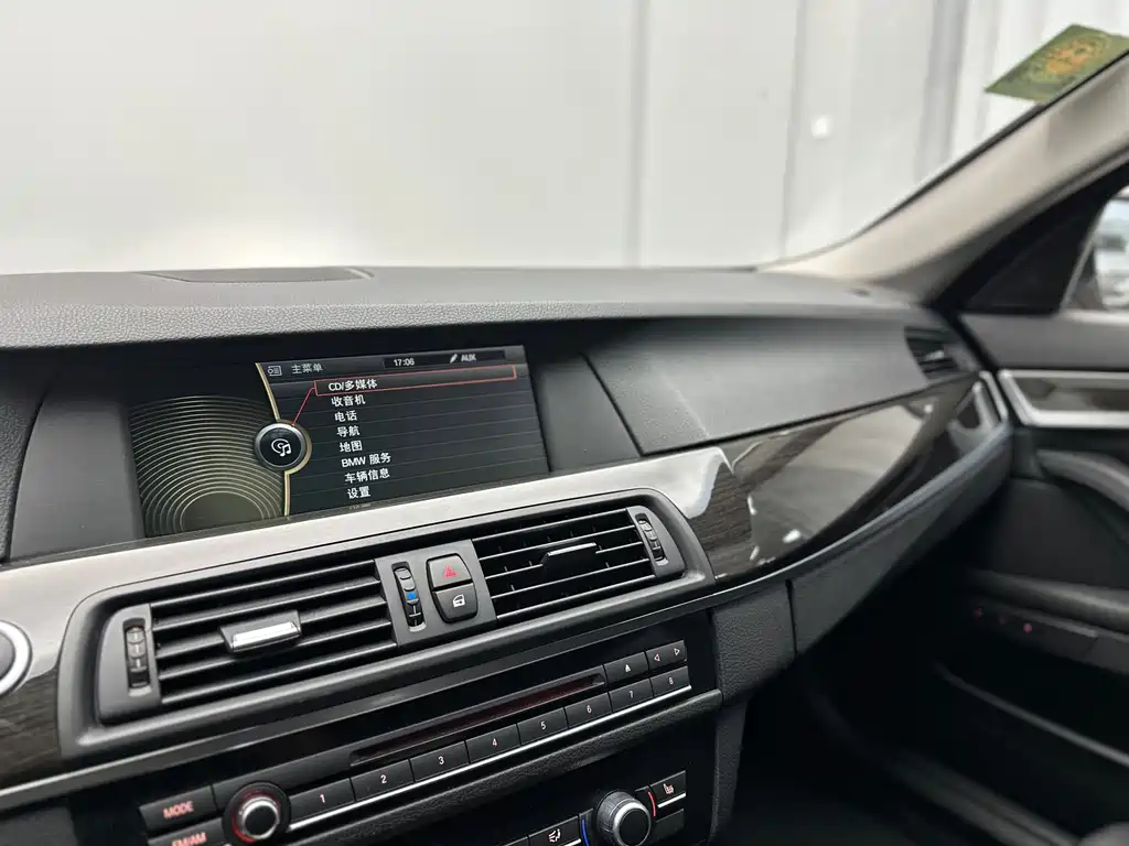 BMW 5 Series 2010 — фото 28