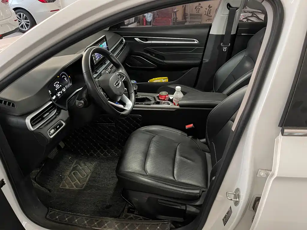 Geely Emgrand 2022
