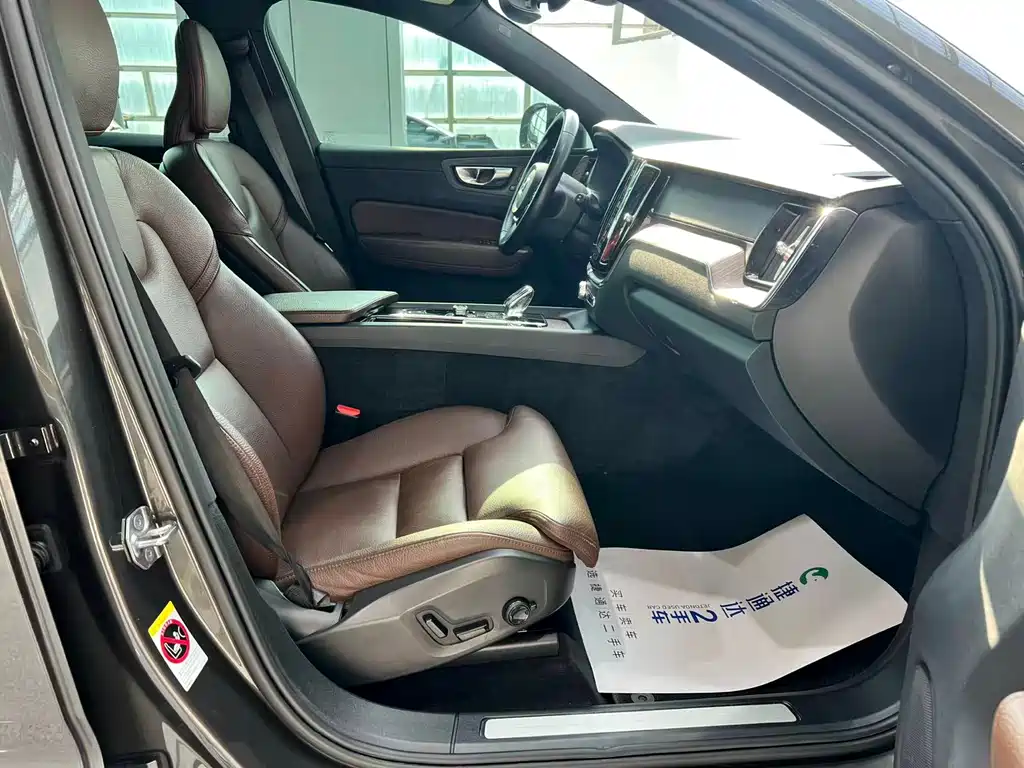Volvo XC60 PHEV 2022 — фото 13