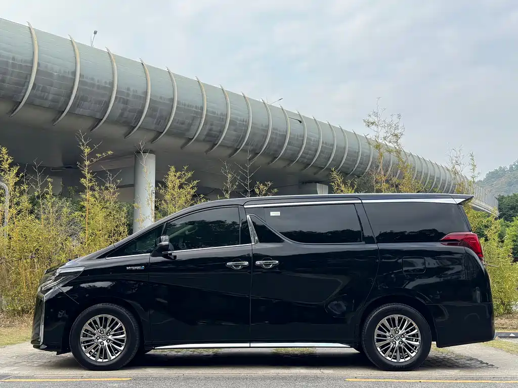 Toyota Alphard 2021 — фото 34