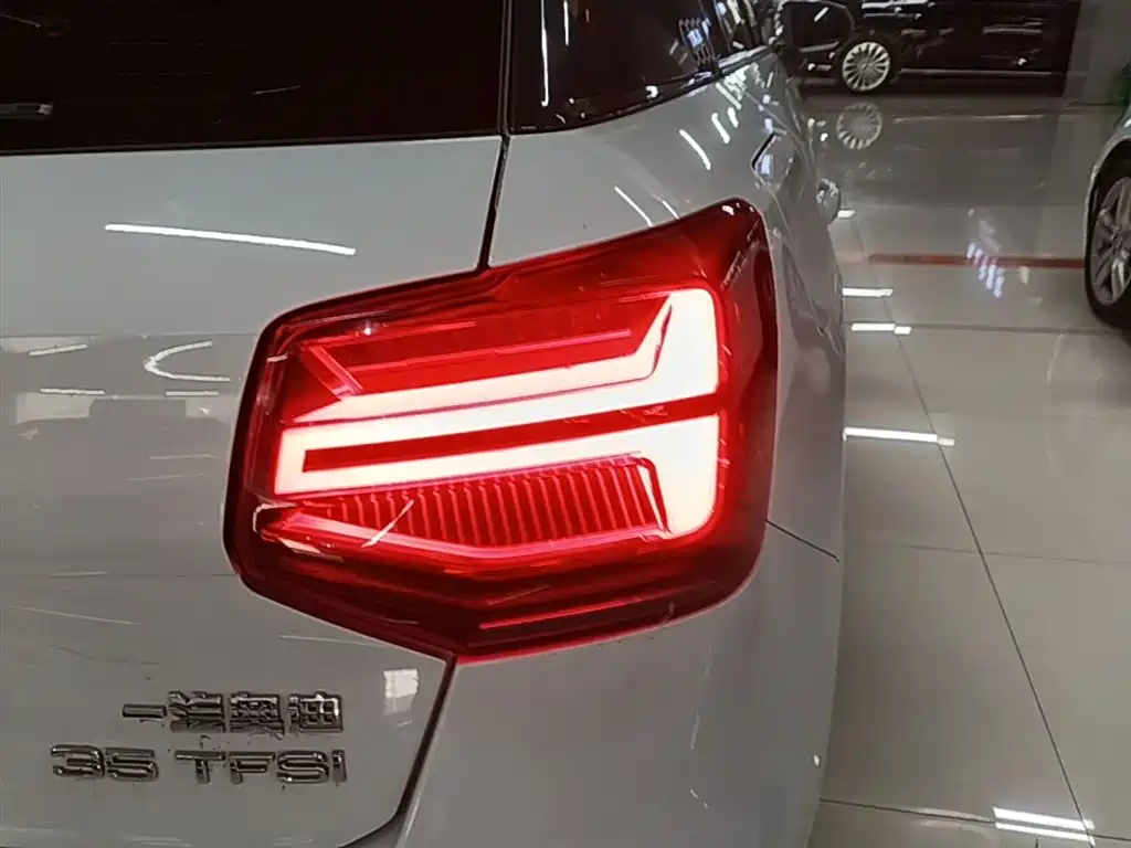 Audi Q2L 2021 — фото 8