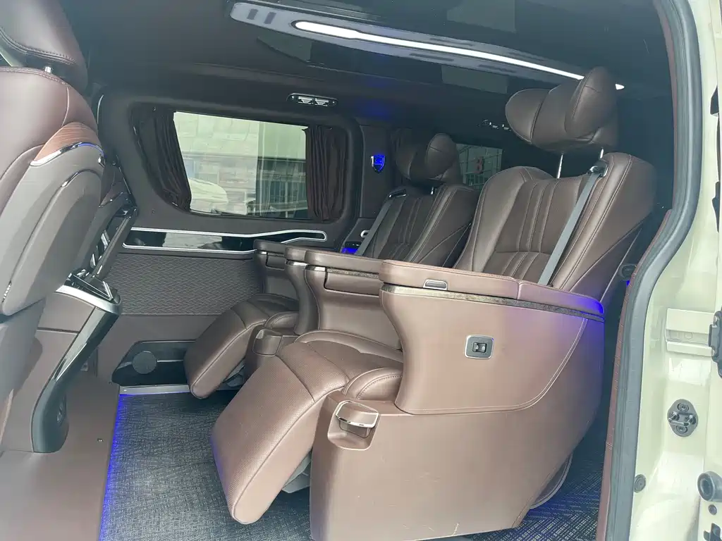 Toyota Hiace 2025 — фото 12