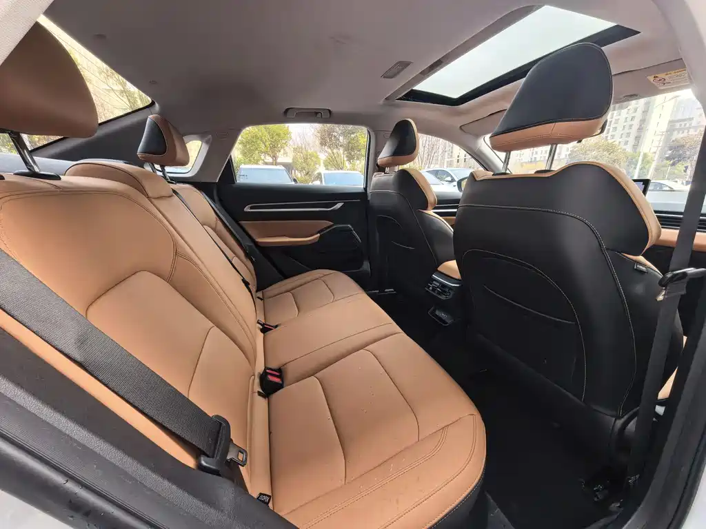 Geely Emgrand 2024