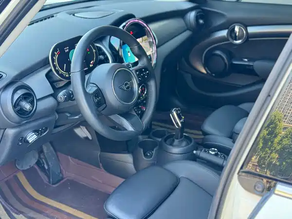 MINI MINI 2023