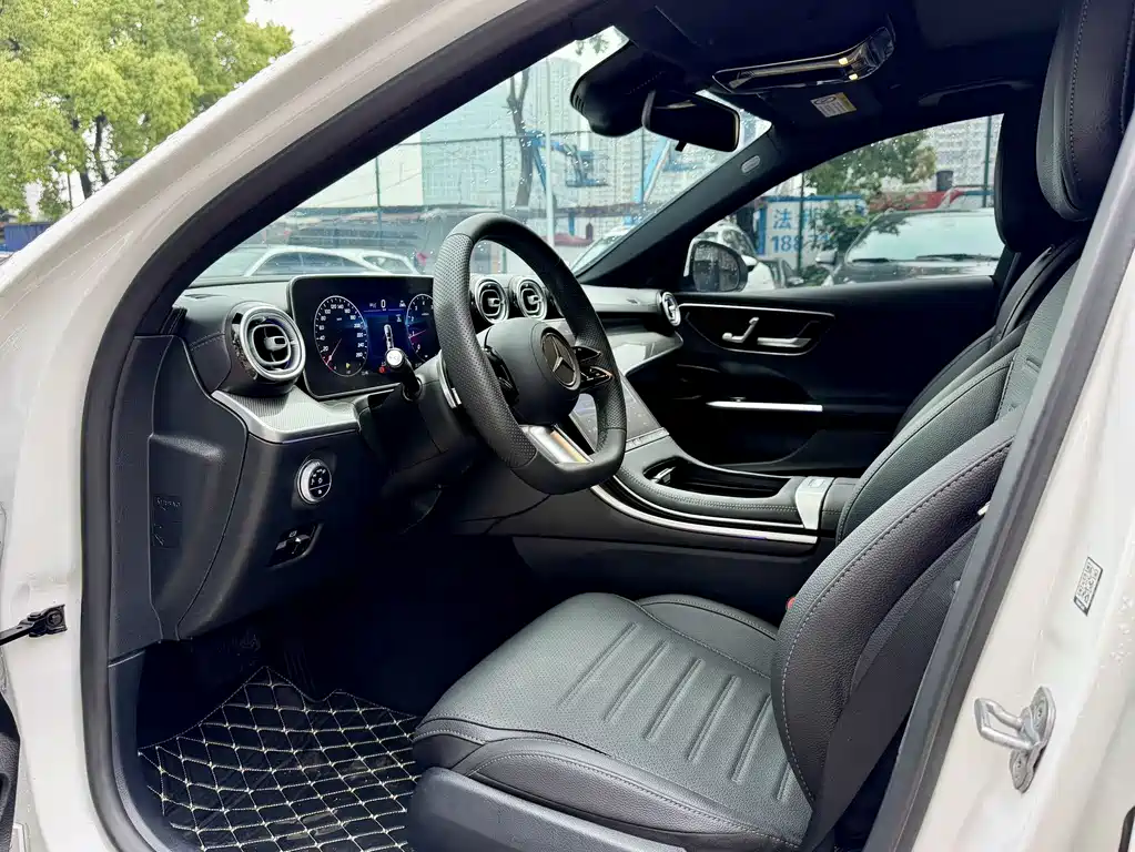 Mercedes-Benz C-Class 2025 — фото 9