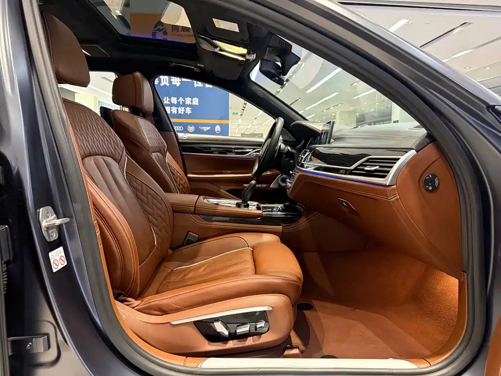 BMW 7 Series 2017 — фото 12