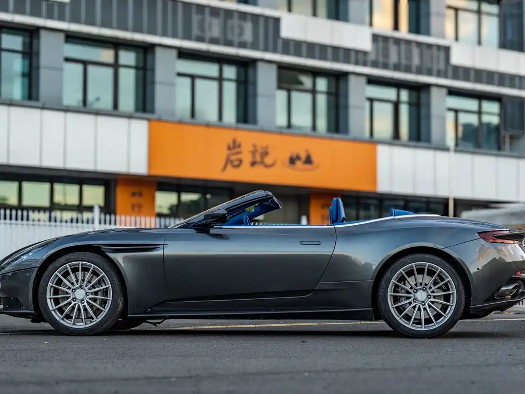 Aston Martin DB11 2018 — фото 7