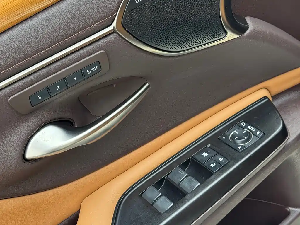Lexus ES 2019 — фото 11